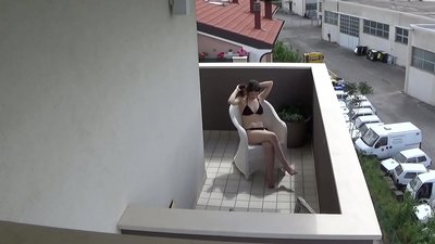 Espiando ao meu mozo compañeiro de cuarto masturbándose no balcón